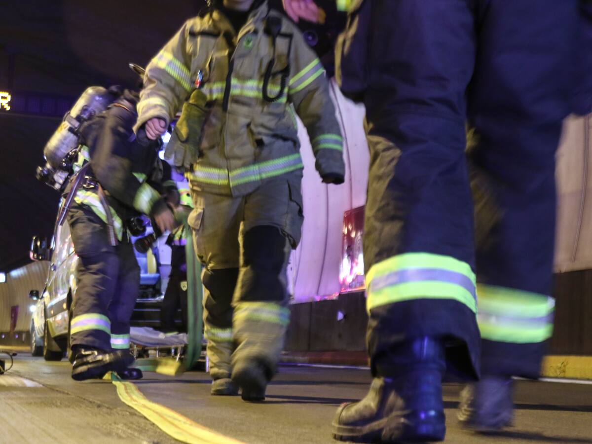 Alerta en pleno centro de Santiago: intensa emanación de humo desde cámara eléctrica activa operativo de Bomberos
