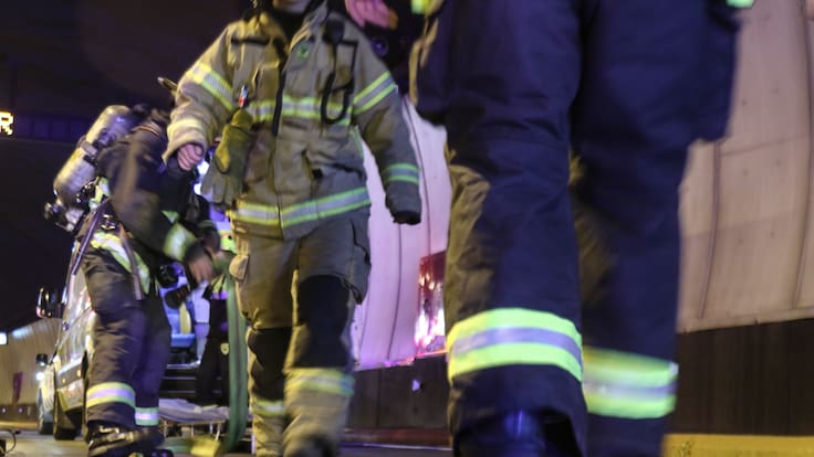 Alerta en pleno centro de Santiago: intensa emanación de humo desde cámara eléctrica activa operativo de Bomberos