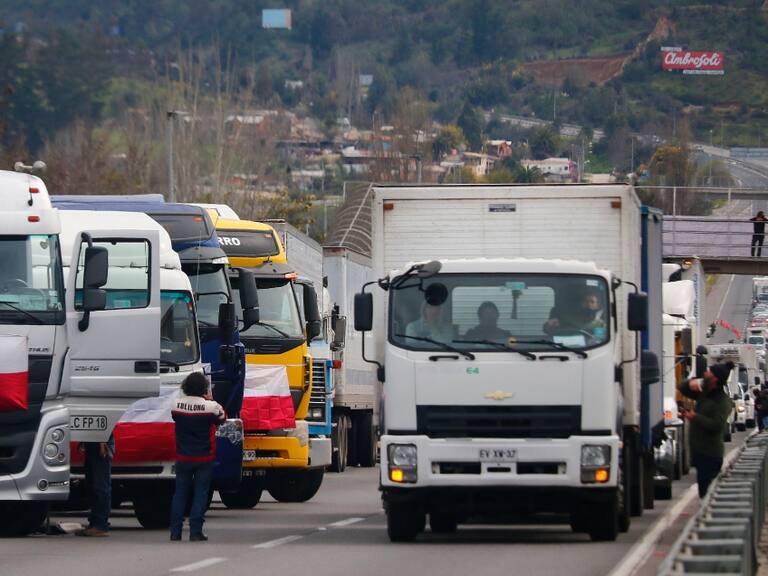Alcalde de Monte Patria presentará recurso de protección contra camioneros que impidieron paso de viviendas de emergencia