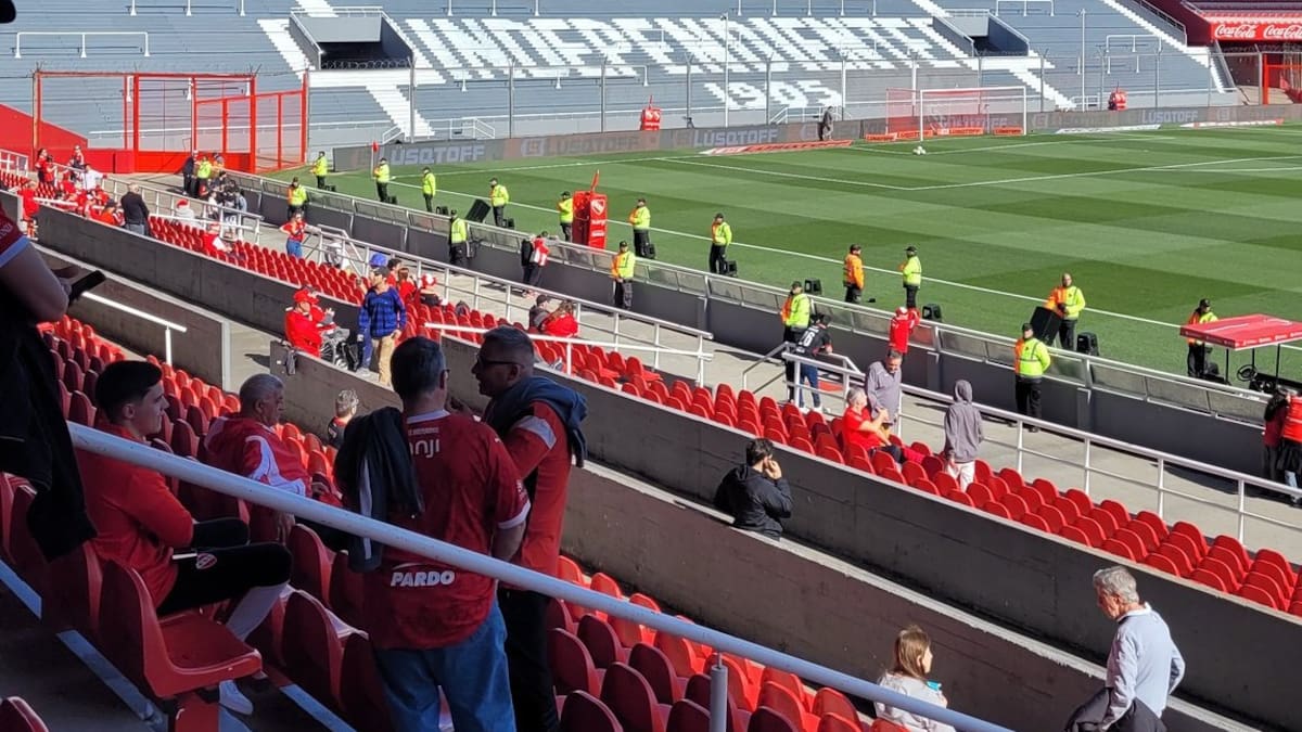“Que se vayan todos...”: Hinchas de Independiente se lanzaron con todo contra Conmebol en su regreso al estadio