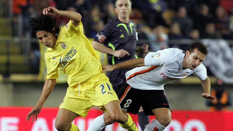 VILLARREAL, SPAIN: Villarreal's Chilean Matias Fernandez (L) figths for the ball with Valencia's Ruben Baraja (R) during their Spanish league football match at Madrigal Satdium in Villarreal, 07 January 2007. AFP PHOTO/ JOSE JORDAN (Photo credit should read JOSE JORDAN/AFP via Getty Images)