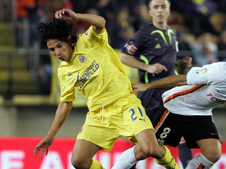 VILLARREAL, SPAIN: Villarreal's Chilean Matias Fernandez (L) figths for the ball with Valencia's Ruben Baraja (R) during their Spanish league football match at Madrigal Satdium in Villarreal, 07 January 2007. AFP PHOTO/ JOSE JORDAN (Photo credit should read JOSE JORDAN/AFP via Getty Images)