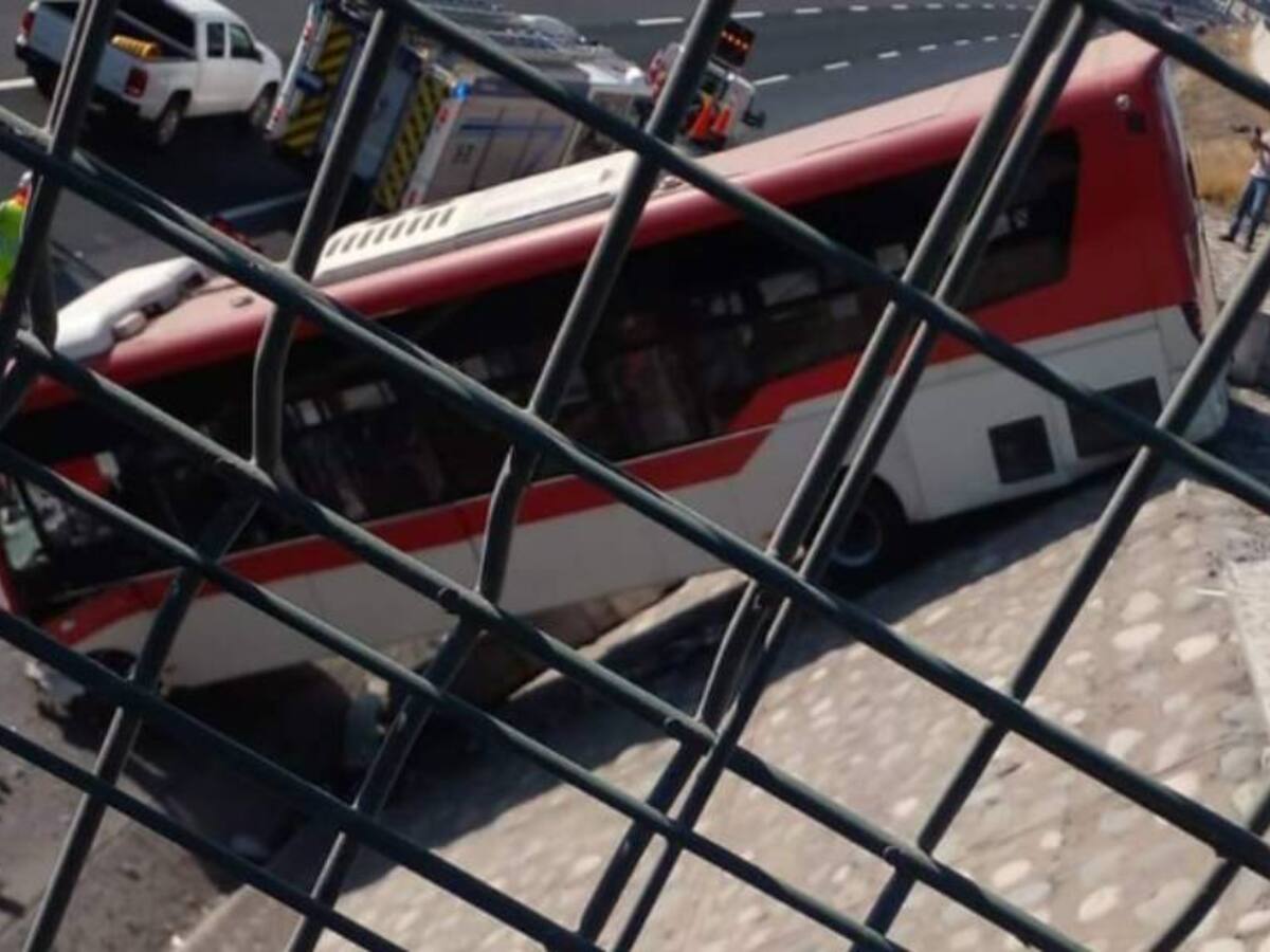 No tenía licencia profesional: conductor del bus de Transantiago que cayó a autopista queda detenido