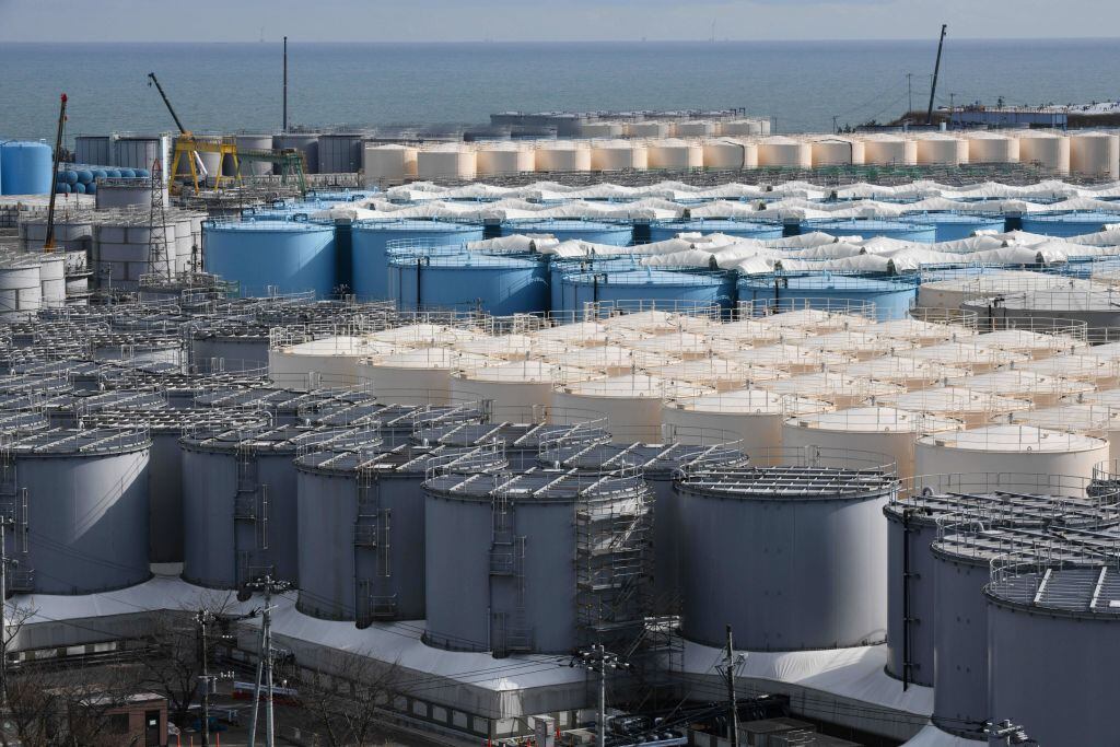 Contenedores con agua contaminada de la central de Fukushima