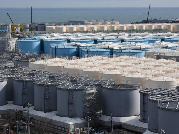 Contenedores con agua contaminada de la central de Fukushima