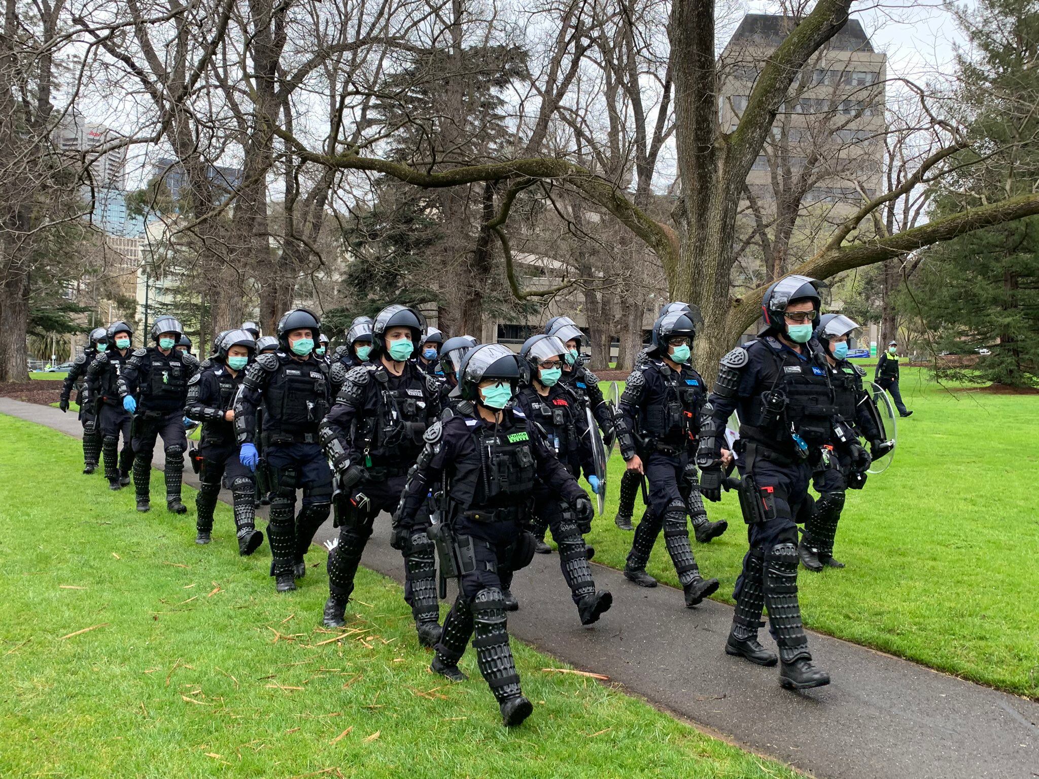 Policía de Australia enfrenta manifestación anticoronavirus