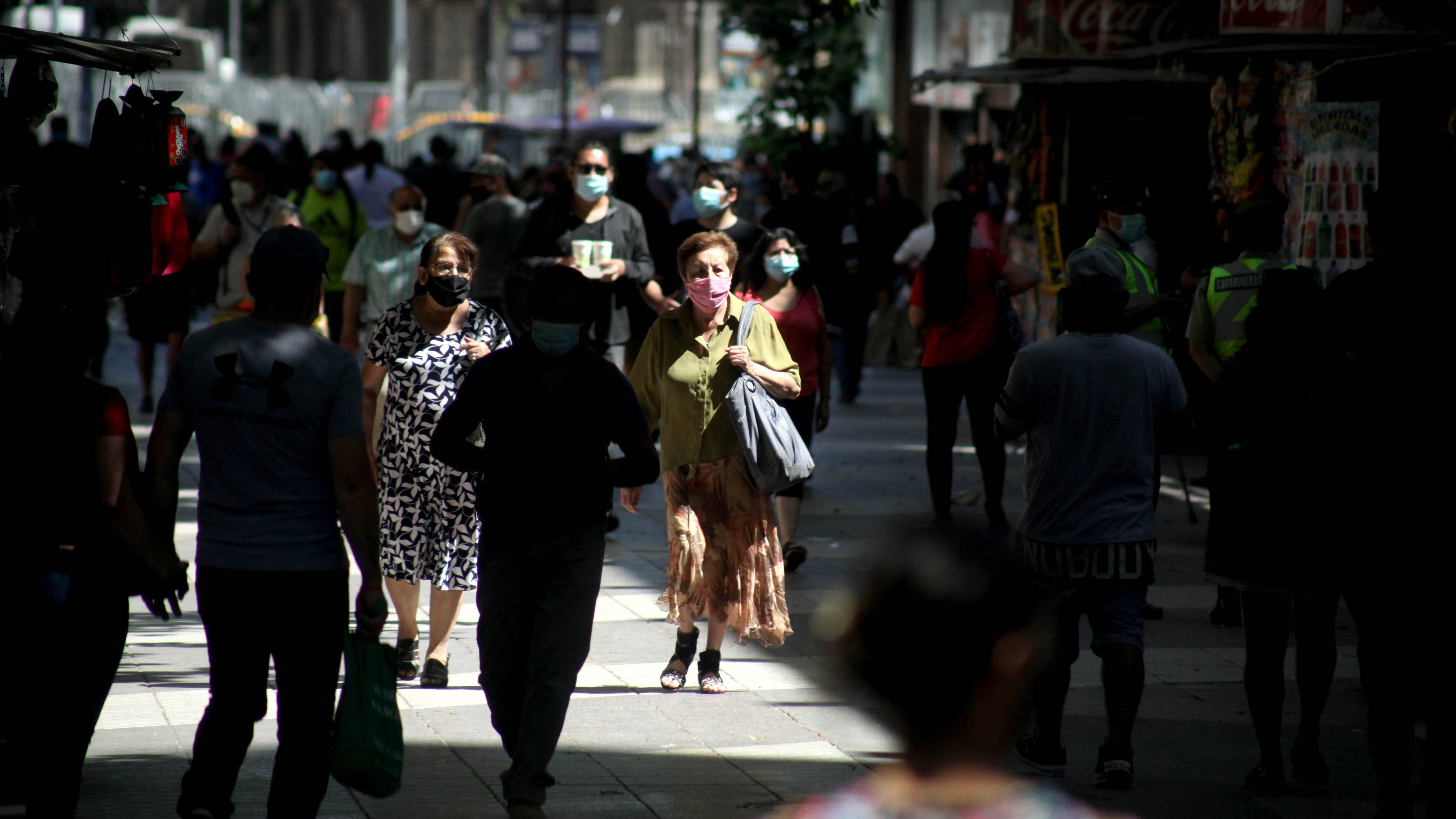 30 DE NOVIEMBRE DE 2020/SANTIAGO
Transeutes en Paseo Ahumada, mientras que el Minsal informa 1.313 contagios nuevos y 54 personas fallecidas en las últimas 24 horas, tras el balance covid, Santiago.
FOTO: AILEN DÍAZ/AGENCIAUNO