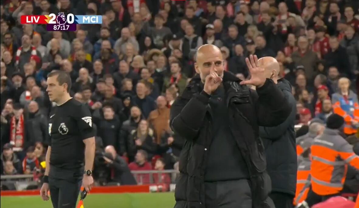 Pep Guardiola pierde la paciencia y lanza polémico gesto a hinchas de Liverpool que se burlaban tras caída del City | Captura de pantalla