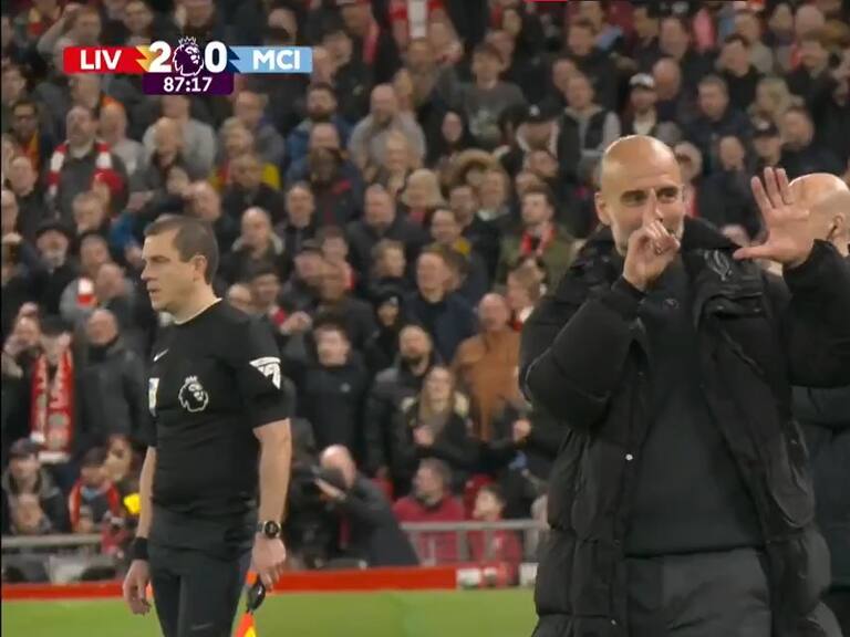 Pep Guardiola pierde la paciencia y lanza polémico gesto a hinchas de Liverpool que se burlaban tras caída del City | Captura de pantalla