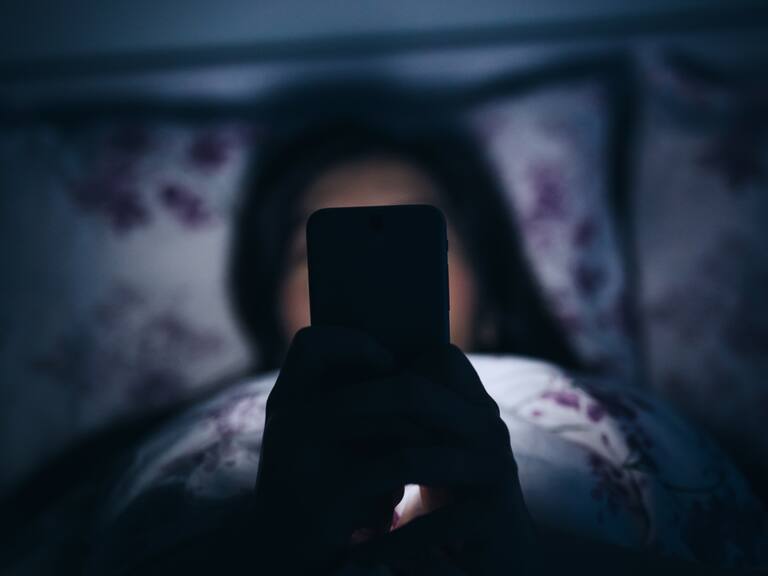 Cinco señales de que podrías ser adicto a tu teléfono sin saberlo, según expertos