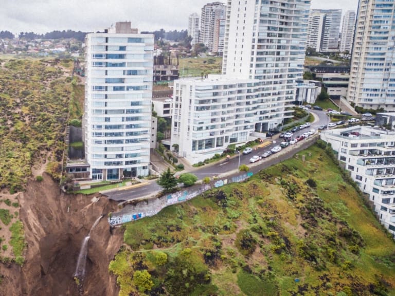 Residente de edificio «colgando» sobre socavón en Concón: «Esperamos todas las compensaciones»