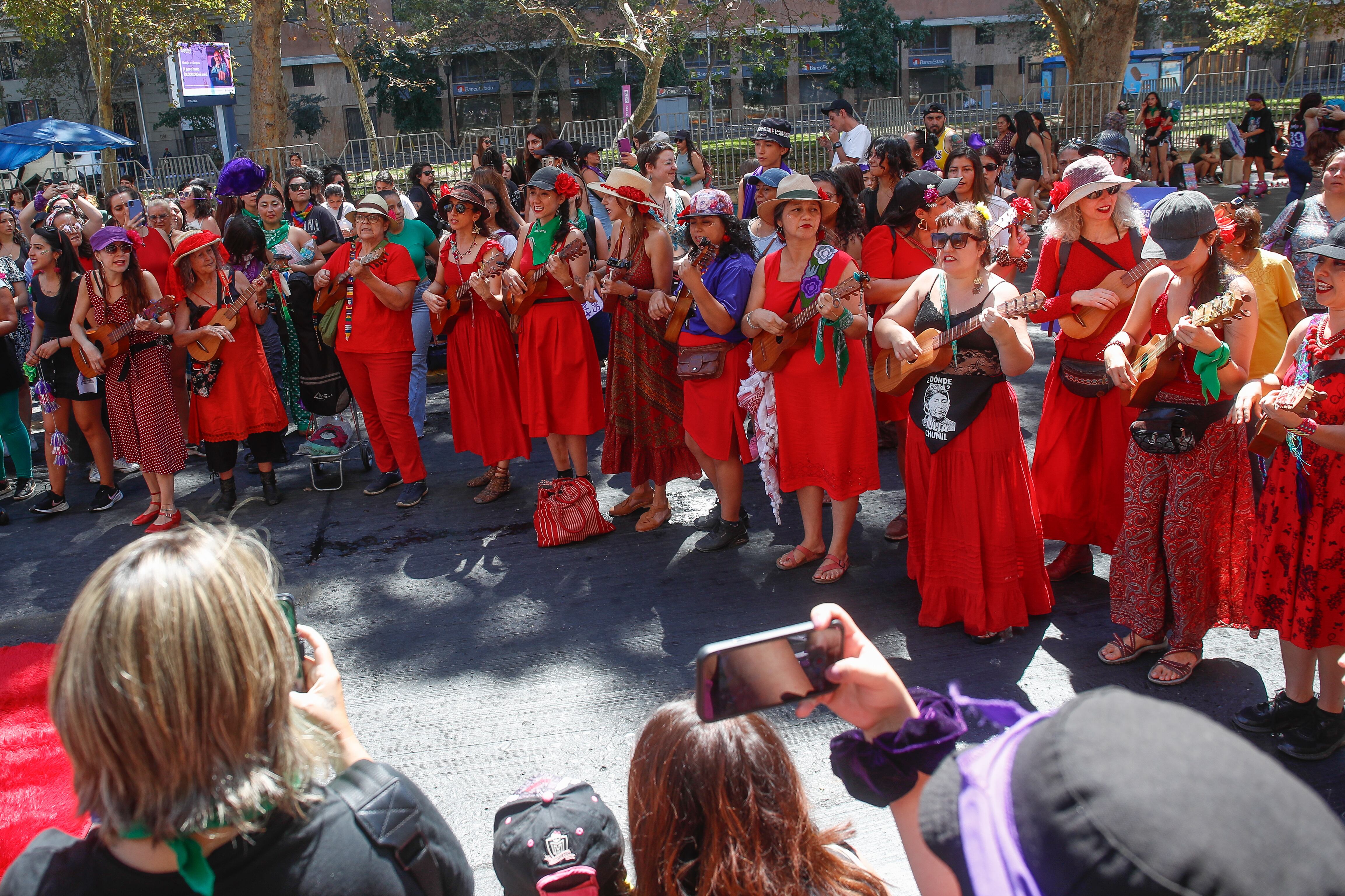 08 DE MARZO DE 2025 / SANTIAGOMarcha conmemorativa del Día Internacional de La Mujer por la Alameda en Santiago, movimientos feministas se manifiestan 
FOTO: DIEGO MARTIN/AGENCIAUNO