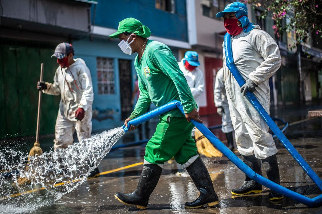 Trabajadores desinfectan las calles de Lima