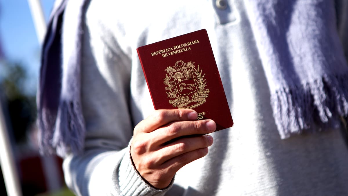 Gobierno tramita salvoconducto especial para salida de venezolanos con pasaporte vencido tras anular circular administrativa