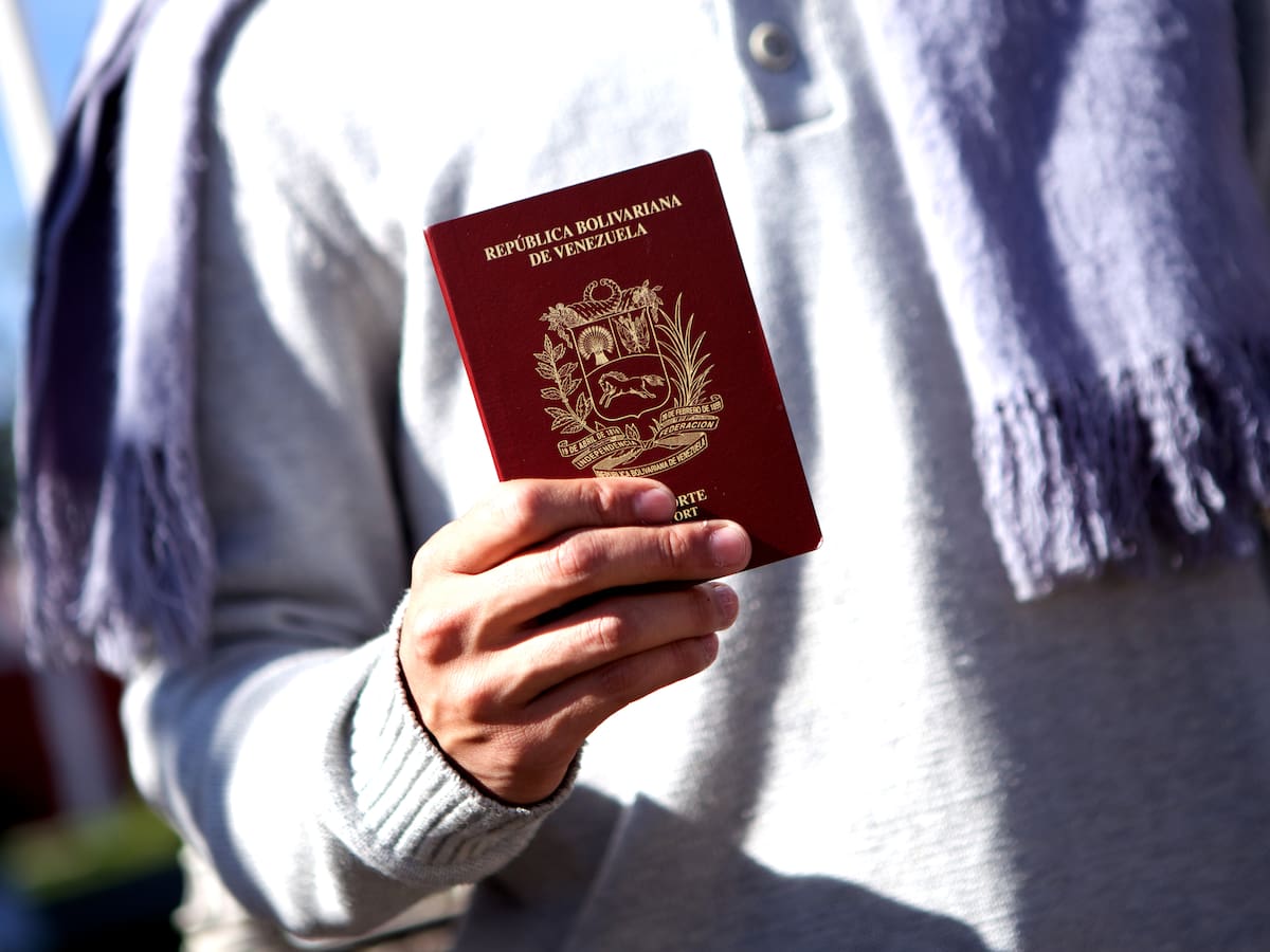 Gobierno tramita salvoconducto especial para salida de venezolanos con pasaporte vencido tras anular circular administrativa