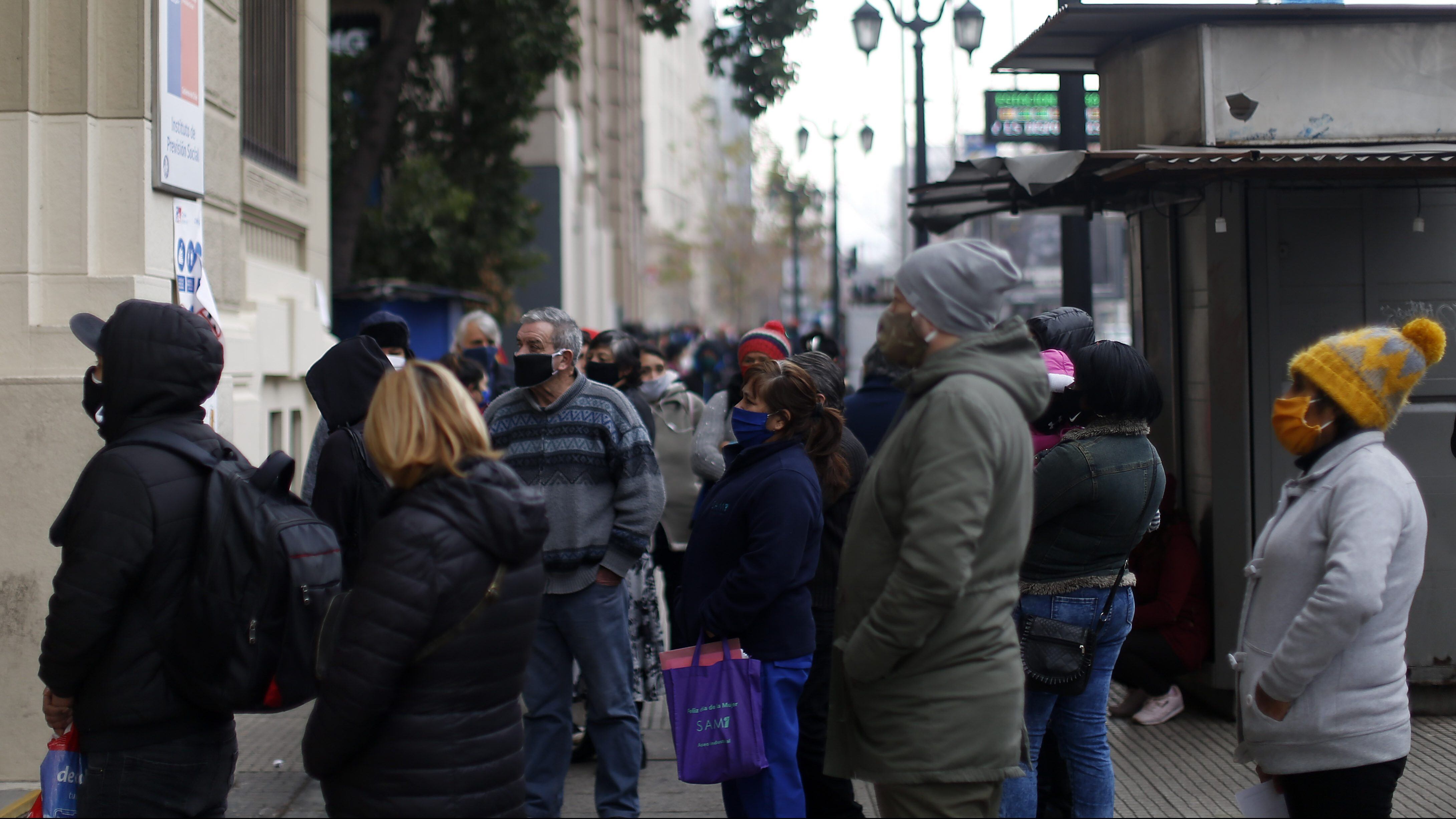06 de Julio de 2020/SANTIAGO Varias personas esperan en una larga fila para ser atendidos y realizar sus tramites, en donde se han registrado en algunas sucursales del Instituto de Prevencin Social (IPS).
FOTO:Cristobal Escobar/Agencia UNO