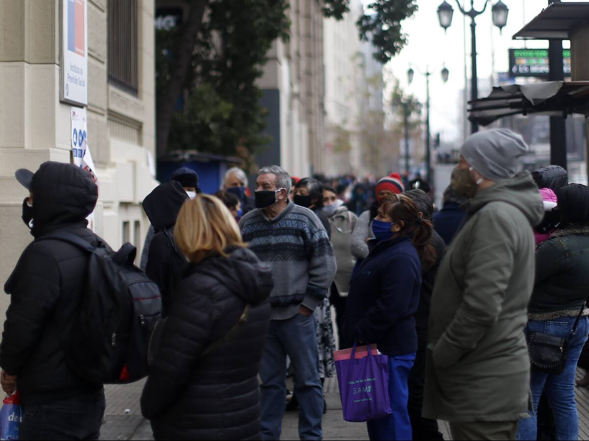 Espacio Público: «Hemos pasado de una ‘leve mejoría’ a una clara tendencia a la baja en los nuevos contagios y la positividad en la RM»