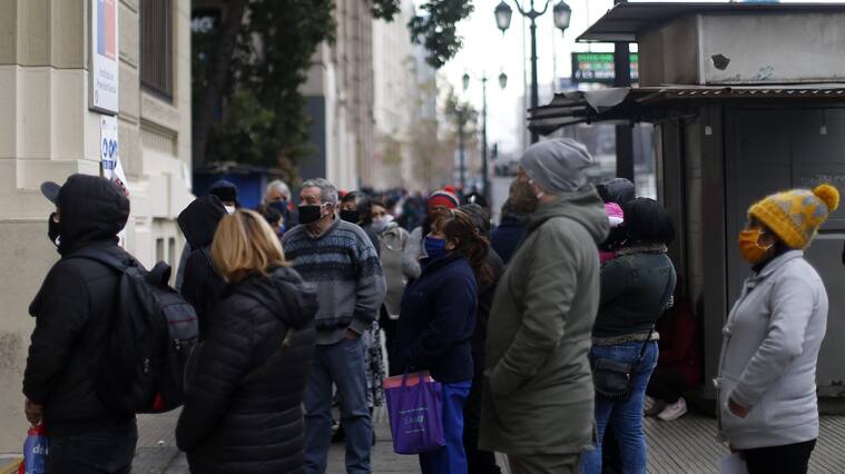 06 de Julio de 2020/SANTIAGO Varias personas esperan en una larga fila para ser atendidos y realizar sus tramites, en donde se han registrado en algunas sucursales del Instituto de Prevencin Social (IPS).
FOTO:Cristobal Escobar/Agencia UNO