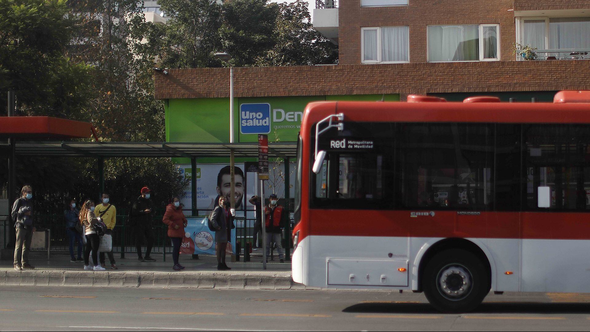 25 de Marzo de 2021/SANTIAGO Varias personas esperan el transporte publico, durante la Movilidad en la Comuna de Las Condes en Fase 2.
FOTO: CRISTOBAL ESCOBAR/AGENCIAUNO