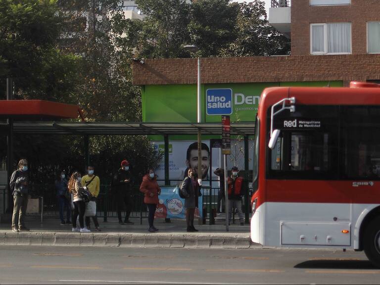 25 de Marzo de 2021/SANTIAGO Varias personas esperan el transporte publico, durante la Movilidad en la Comuna de Las Condes en Fase 2.
FOTO: CRISTOBAL ESCOBAR/AGENCIAUNO