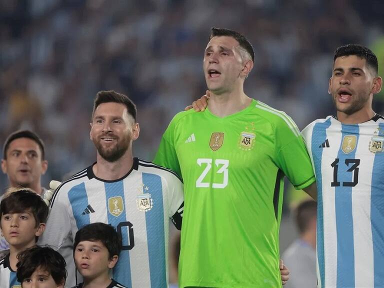 La tremenda fiesta que se desató en Argentina con la vuelta de los campeones del mundo: «Dibu» Martínez lloró al entonar el himno