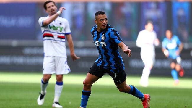 MILAN, ITALY - MAY 08: (BILD ZEITUNG OUT) Alexis Sanchez of Fc Internazionale celebrates after scoring his team's second goal during the Serie A match between FC Internazionale and UC Sampdoria at Stadio Giuseppe Meazza on May 8, 2021 in Milan, Italy. Sporting stadiums around Italy remain under strict restrictions due to the Coronavirus Pandemic as Government social distancing laws prohibit fans inside venues resulting in games being played behind closed doors. (Photo by Sportinfoto/DeFodi Images via Getty Images)