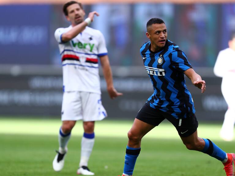 MILAN, ITALY - MAY 08: (BILD ZEITUNG OUT) Alexis Sanchez of Fc Internazionale celebrates after scoring his team's second goal during the Serie A match between FC Internazionale and UC Sampdoria at Stadio Giuseppe Meazza on May 8, 2021 in Milan, Italy. Sporting stadiums around Italy remain under strict restrictions due to the Coronavirus Pandemic as Government social distancing laws prohibit fans inside venues resulting in games being played behind closed doors. (Photo by Sportinfoto/DeFodi Images via Getty Images)