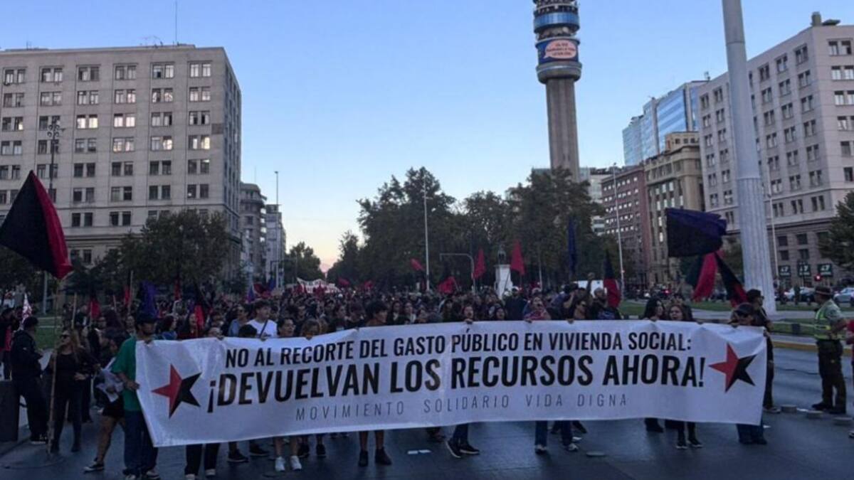 Manifestantes marchan por la Alameda y obliga a desvíos en Santiago: acusan recorte al subsidio DS49