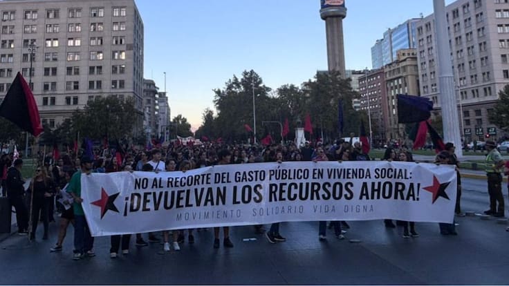 Manifestantes marchan por la Alameda y obliga a desvíos en Santiago: acusan recorte al subsidio DS49