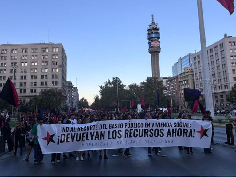 Manifestantes marchan por la Alameda y obliga a desvíos en Santiago: acusan recorte al subsidio DS49