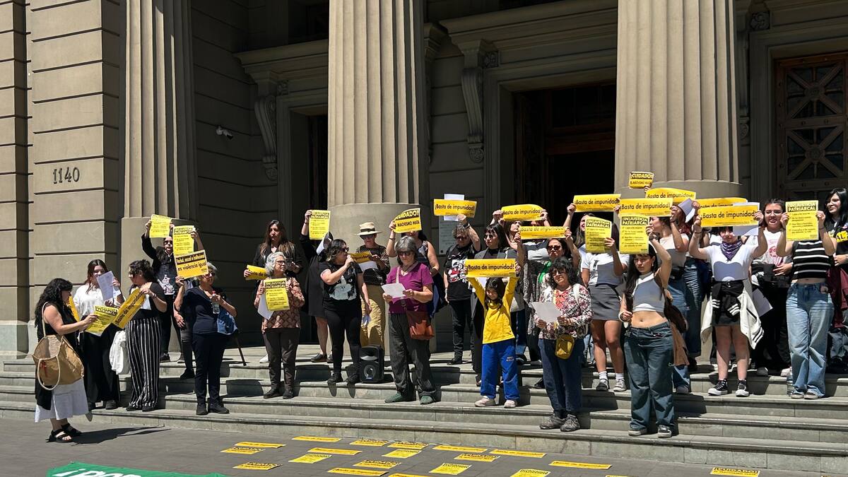 Red Chilena contra la Violencia hacia las Mujeres realiza protesta frente a la Corte Suprema tras liberación de Mauricio Ortega
