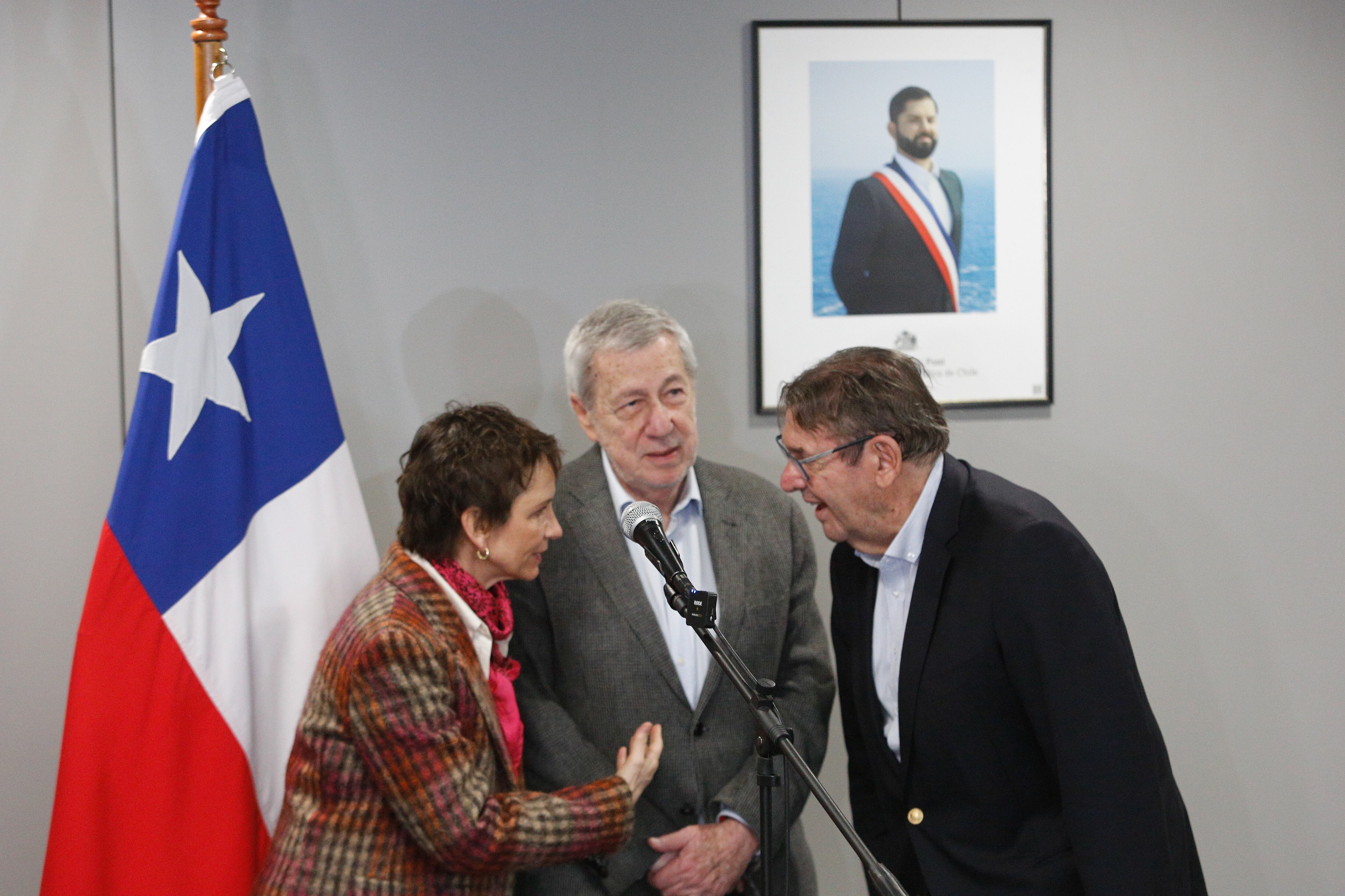 03 DE AGOSTO DE 2024 / SANTIAGOEl Canciller Alberto Van Klaveren junto a la Ministra del Interior Carolina Tohá reciben al Embajador de Chile en Venezuela Jaime Gazmuri quien fue expulsado del país porque Chile no reconoce la transparencia del proceso democrático que eligió nuevamente a Nicolás Maduro al poder
FOTO: DIEGO MARTIN /AGENCIAUNO