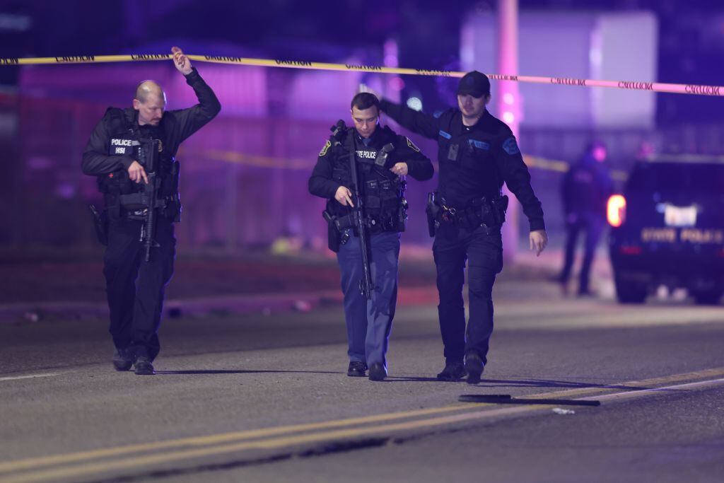 Los policías en Lancing llegan al campus de la Universidad Michigan State