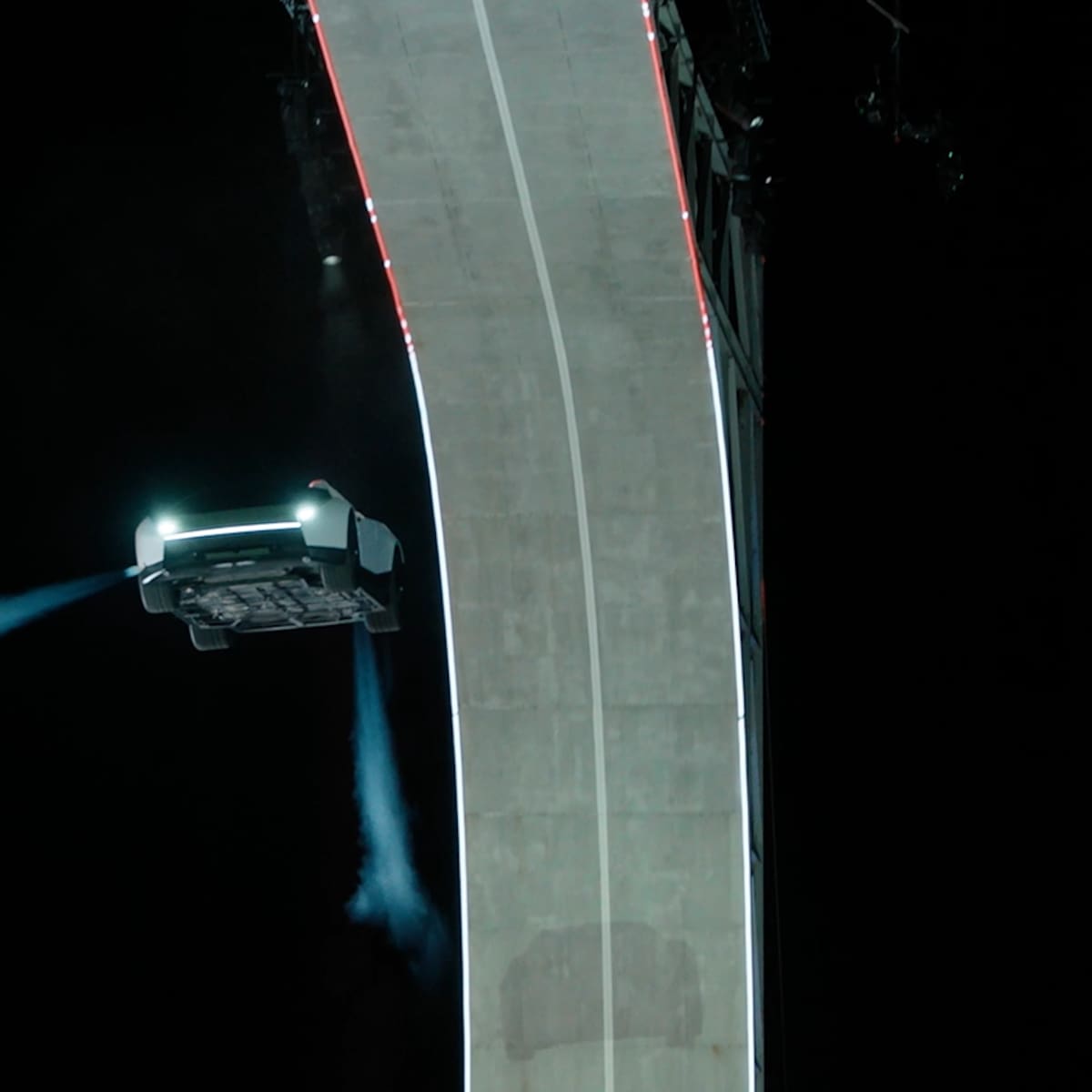 ¿Cómo funciona realmente el auto “volador” de Tesla? No usa combustión convencional