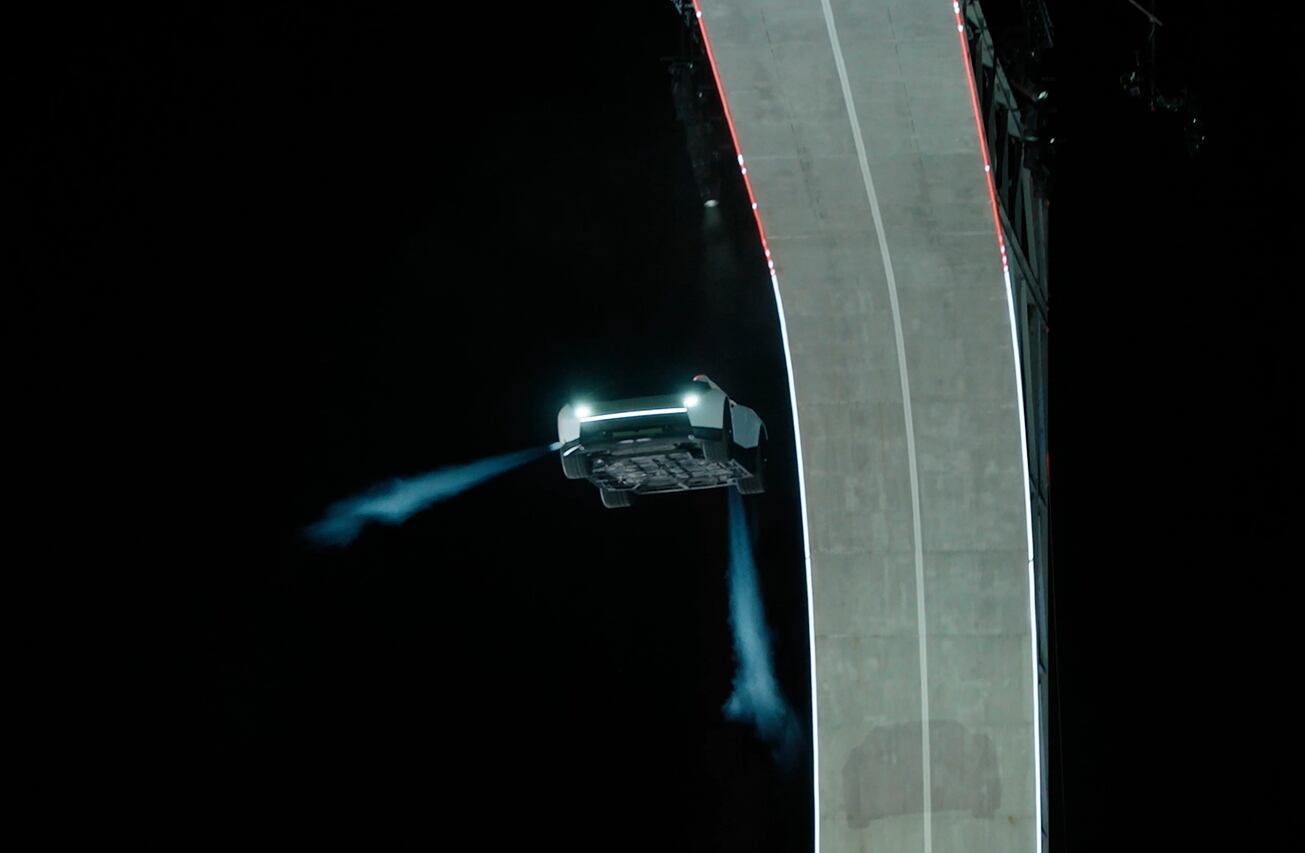 ¿Cómo funciona realmente el auto “volador” de Tesla? No usa combustión convencional
