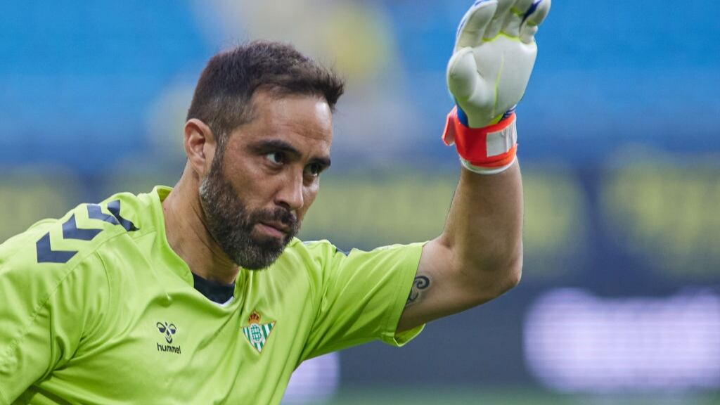 Claudio Bravo se suma a los festejos por la estrella 33 de Colo Colo: "Nos vemos pronto por allí"