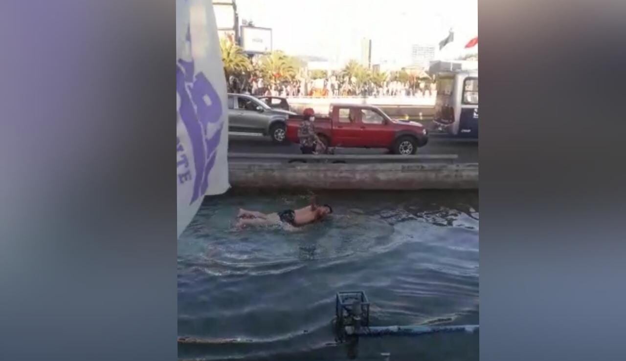 Con piscinazo incluido: Eufórica celebración en Concepción tras triunfo de Boric | ADN.cl