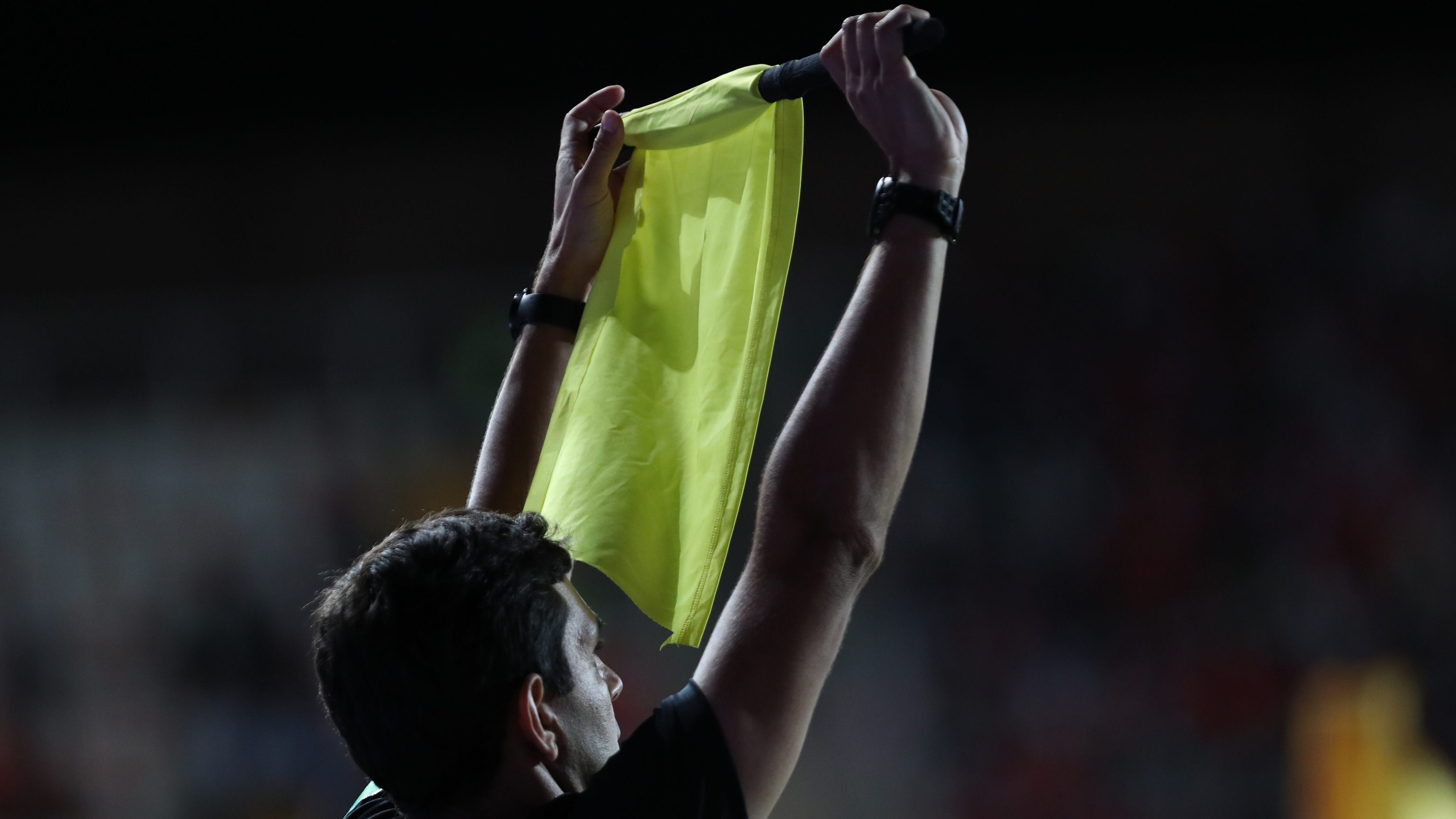 Árbitro que olvidó banderín en partido de Chile y Argentina pidió disculpas