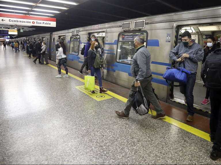 25 de Octubre de 2020/SANTIAGO Metro de Santiago abre sus puertas gratuitamente para los usuarios que van a ocupar este medio de transporte   para quienes irn a  votar en diferentes punto de la Regin Metropolitana.
FOTO:CRISTOBAL ESCOBAR/AGENCIAUNO
