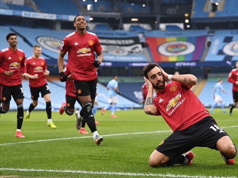 MANCHESTER, ENGLAND - MARCH 07: Bruno Fernandes of Manchester United celebrates after scoring their side&#039;s first goal from the penalty spot during the Premier League match between Manchester City and Manchester United at Etihad Stadium on March 07, 2021 in Manchester, England. Sporting stadiums around the UK remain under strict restrictions due to the Coronavirus Pandemic as Government social distancing laws prohibit fans inside venues resulting in games being played behind closed doors. (Photo by Laurence Griffiths/Getty Images)