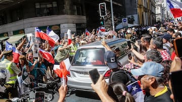 Una masiva despedida al expresidente: restos de Sebastián Piñera arriban al ex Congreso Nacional para ser velado