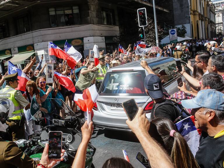 Una masiva despedida al expresidente: restos de Sebastián Piñera arriban al ex Congreso Nacional para ser velado