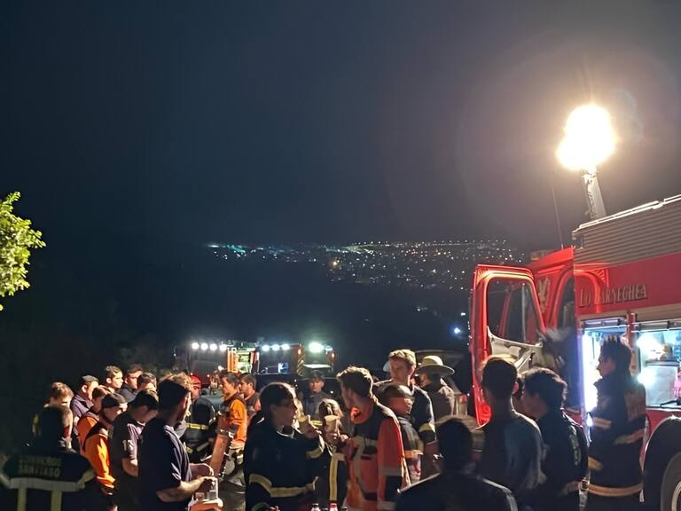 Bomberos trabajan para rescatar a tres personas extraviadas en cerro Manquehue: una de ellas está lesionada