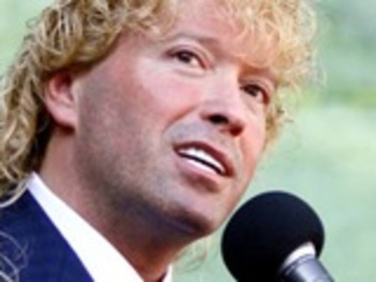 Leonardo Farkas denuncia que video de los 33 fue censurado en Chile