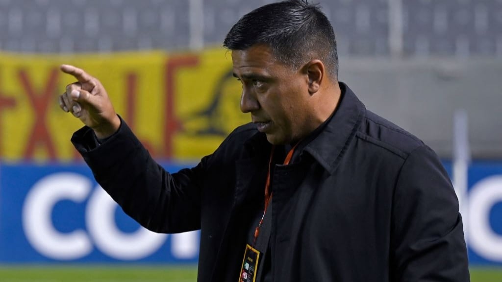 César Farías es suspendido por 14 meses en Ecuador tras agredir a dos jugadores