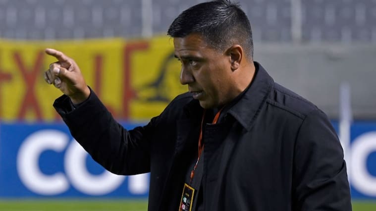 César Farías es suspendido por 14 meses en Ecuador tras agredir a dos jugadores