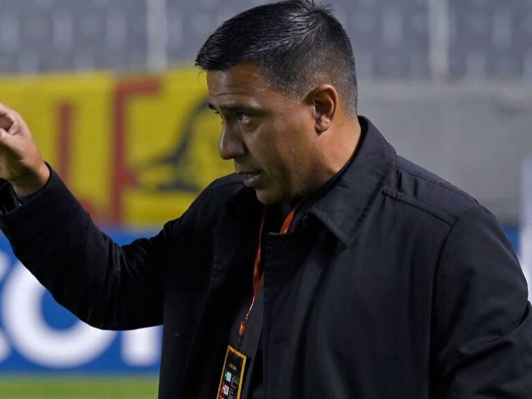 César Farías es suspendido por 14 meses en Ecuador tras agredir a dos jugadores