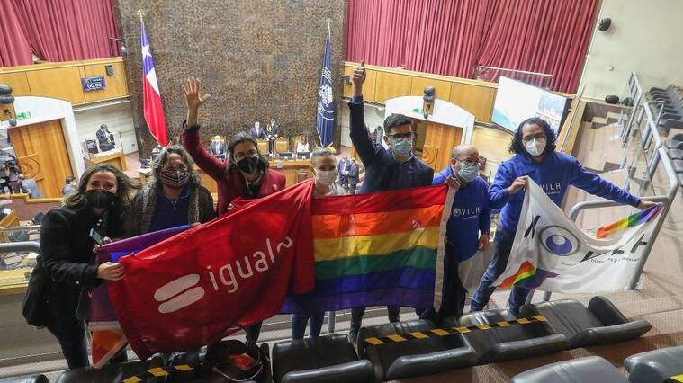 21 DE JULIO DE 2021/VALPARAISORepresentantes de fundación Iguales y el Movilh festejan la aprobación , durante la Sesión de Sala Especial del Senado, en donde se debate el proyecto para regular, en igualdad de condiciones, el matrimonio de parejas del mismo sexo.
FOTO: LEONARDO RUBILAR CHANDIA/AGENCIAUNO