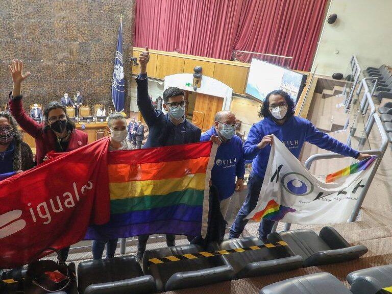 21 DE JULIO DE 2021/VALPARAISORepresentantes de fundación Iguales y el Movilh festejan la aprobación , durante la Sesión de Sala Especial del Senado, en donde se debate el proyecto para regular, en igualdad de condiciones, el matrimonio de parejas del mismo sexo.
FOTO: LEONARDO RUBILAR CHANDIA/AGENCIAUNO