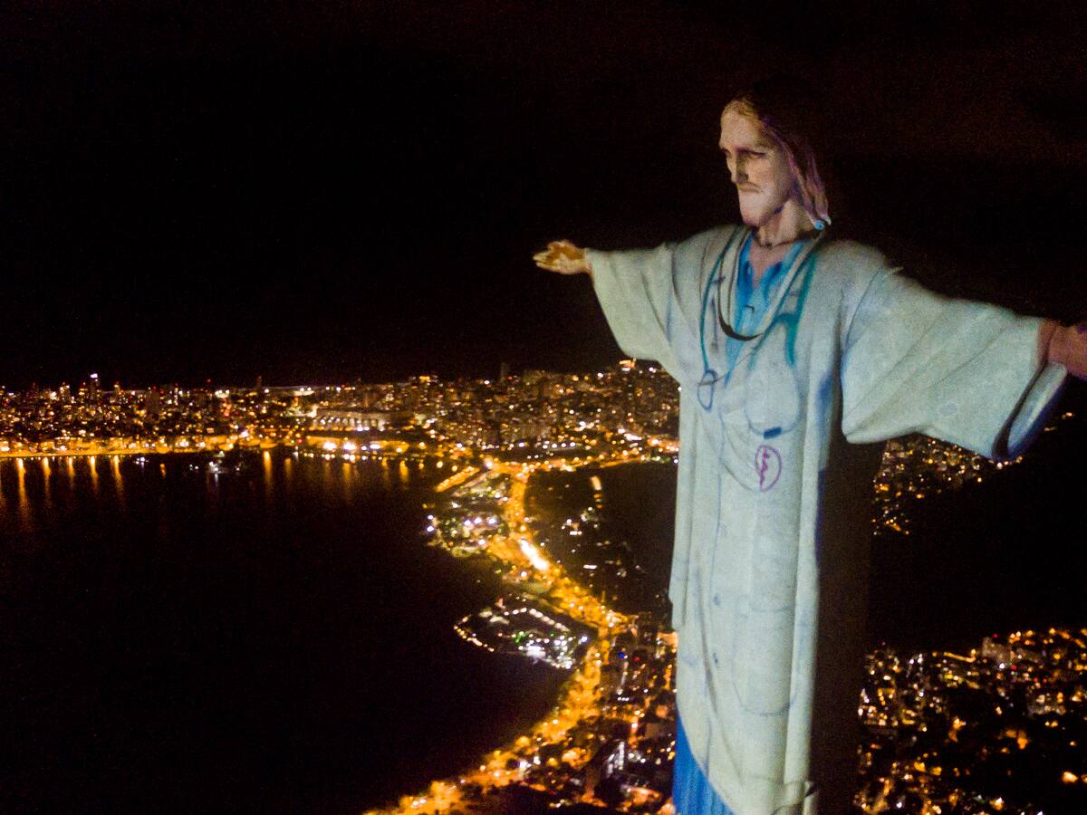 El tributo al personal de la salud que realizaron en el Cristo Redentor por el coronavirus